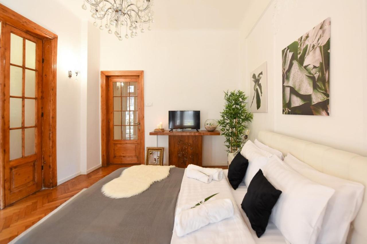 Vintage Elegance, Modern Comfort: 1Br Apartment Overlooking Calea Victoriei Bucharest Exterior photo