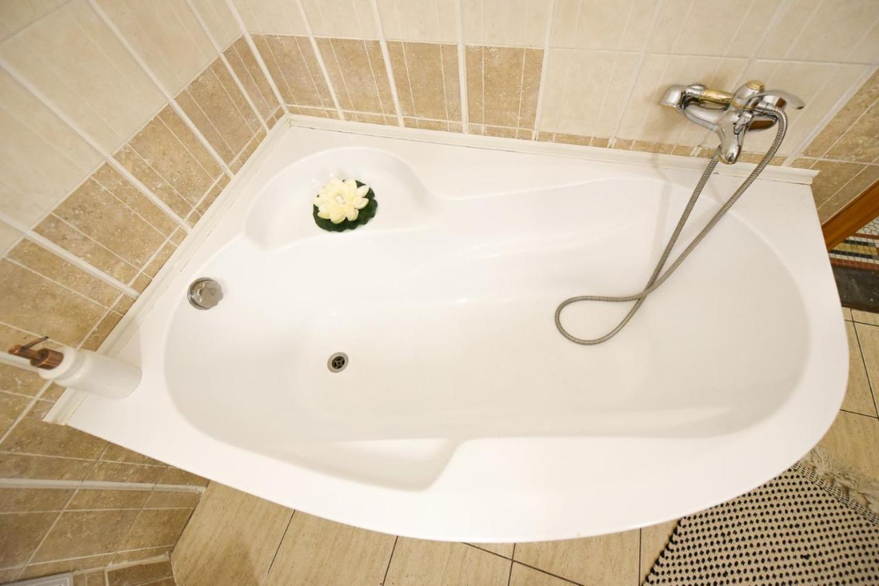 Vintage Elegance, Modern Comfort: 1Br Apartment Overlooking Calea Victoriei Bucharest Exterior photo