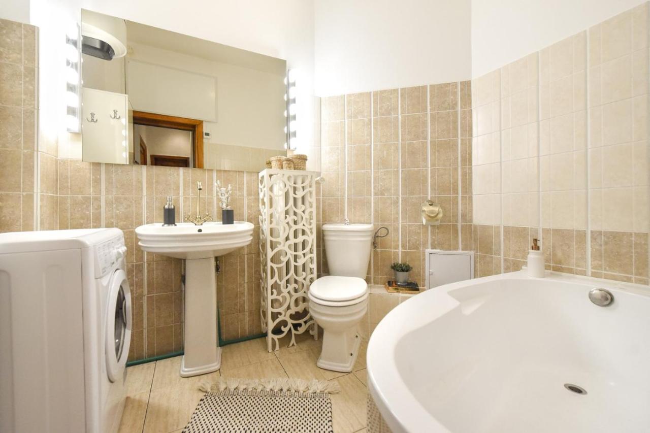 Vintage Elegance, Modern Comfort: 1Br Apartment Overlooking Calea Victoriei Bucharest Exterior photo